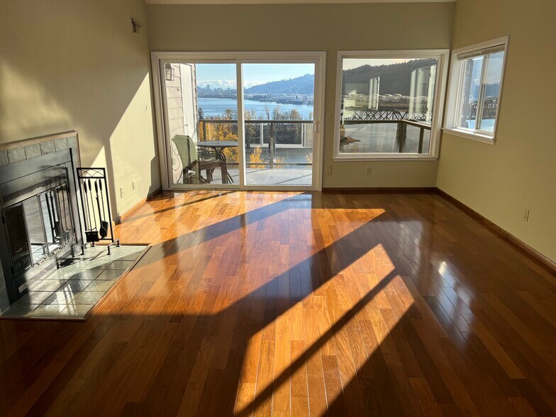 Living room looking south over the deck - 7511 N Edgewater Ave