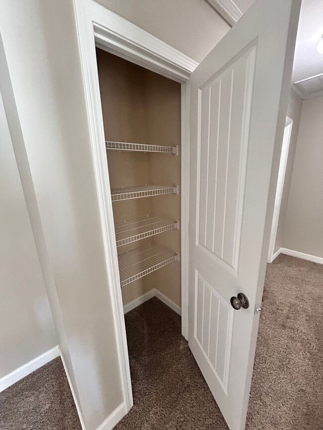 Building Photo - Large family rental available in Maple Hill