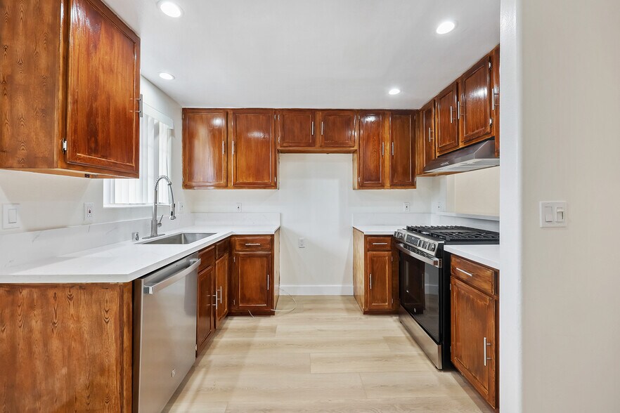 Building Photo - 10128 Hillhaven Ave