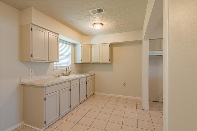 Building Photo - 5514 Vickita Dr