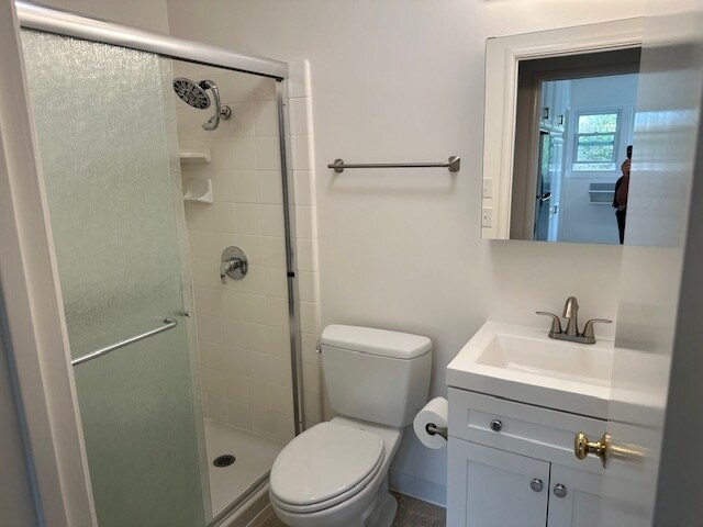 Main bath - 2650 Fleetwood Dr