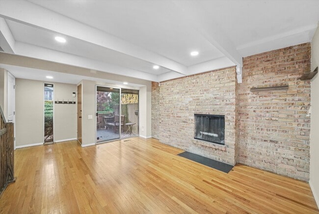 Building Photo - 406 S Lageschulte St