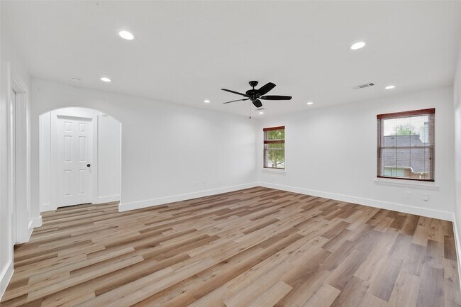 Building Photo - 2018 Village Ct Ln