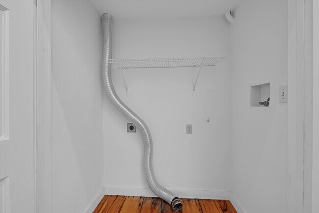 Building Photo - 22 School St