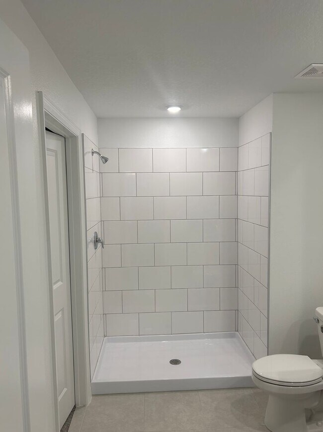Building Photo - ****PRICE REDUCTION****    Ready for immed...