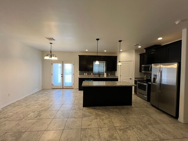 Building Photo - 4 BEDROOM HOME!