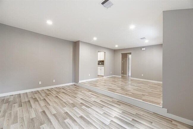 Building Photo - 4909 Higgins St