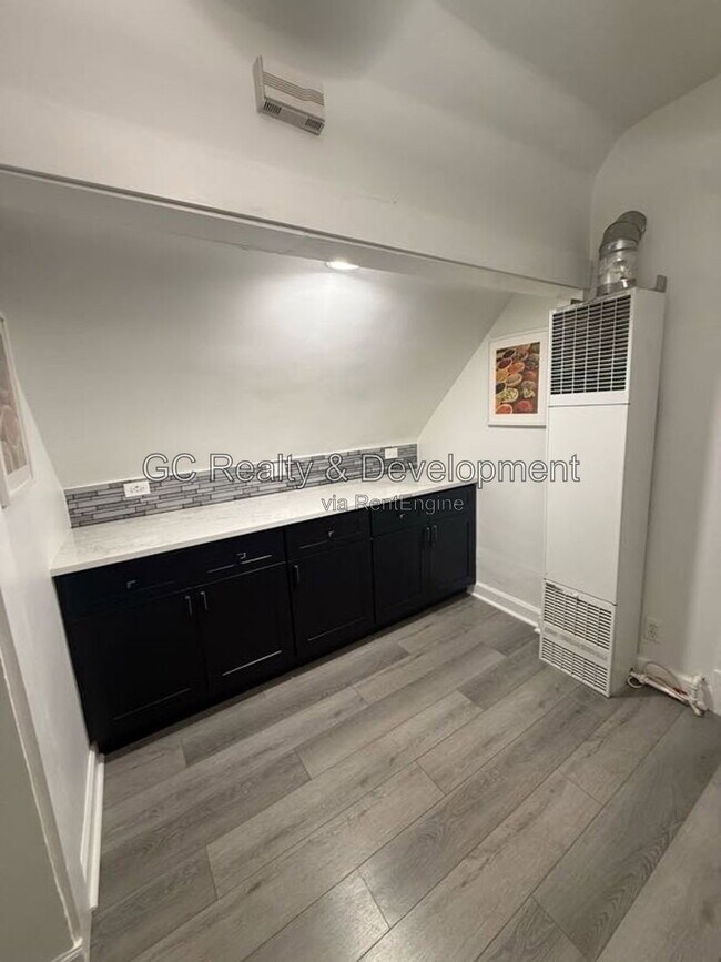 Building Photo - 5709 W Dakin St