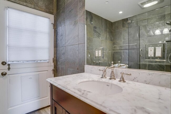 Building Photo - Beautiful 4 Bed/4 Bath Family Home w/pool Available Now!!