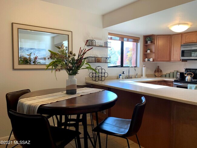 Building Photo - 5051 N Sabino Canyon Rd