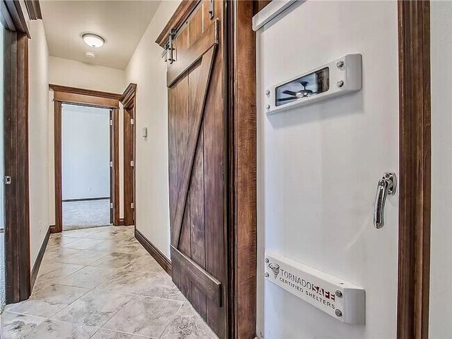 Building Photo - Fantastic 3/2 Gated Neighborhood Choctaw S...
