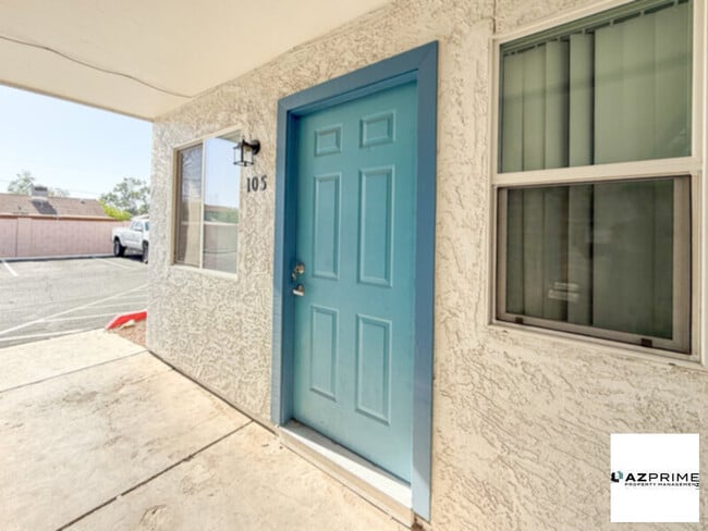 Building Photo - FREE FIRST MONTH'S RENT MOVE IN SPECIAL! Charming 1/1 Apartment in a Prime Phoenix Location - Lower-