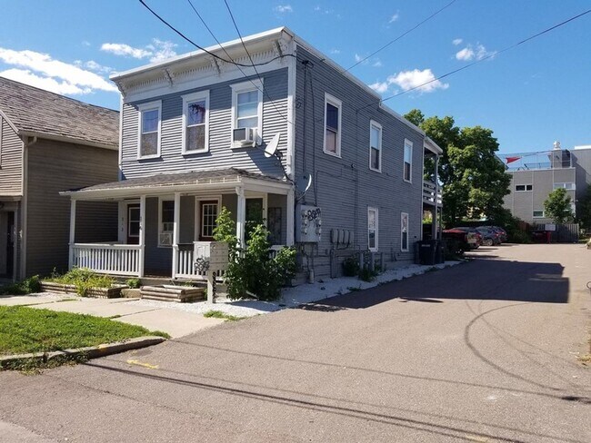 Building Photo - 116 Maple St