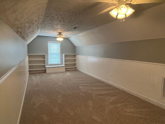 Building Photo - Charming 3 Bed, 2 Bath Plus Bonus Room in ...
