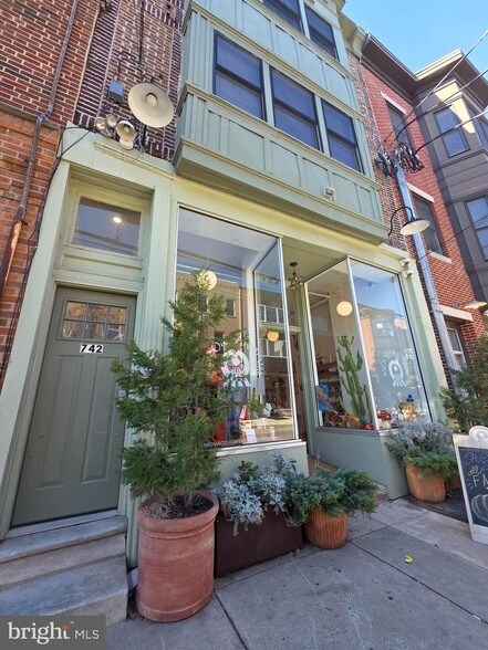 Building Photo - 742 S 4th St