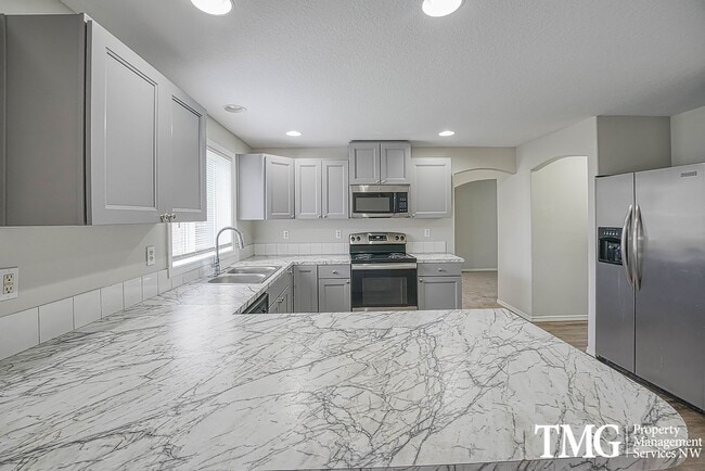 Building Photo - Beautifully Remodeled 3BR Home with Fenced Backyard