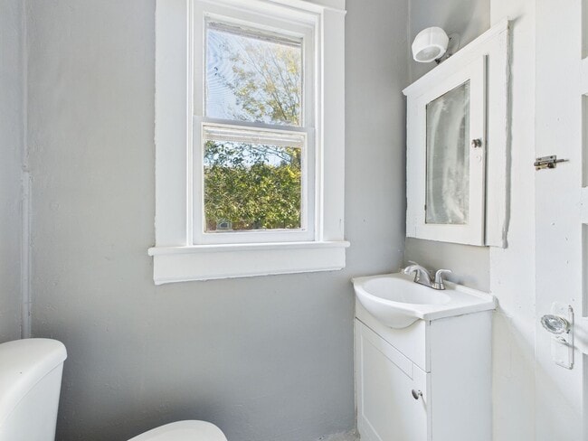 Building Photo - 2408 Concord Ave