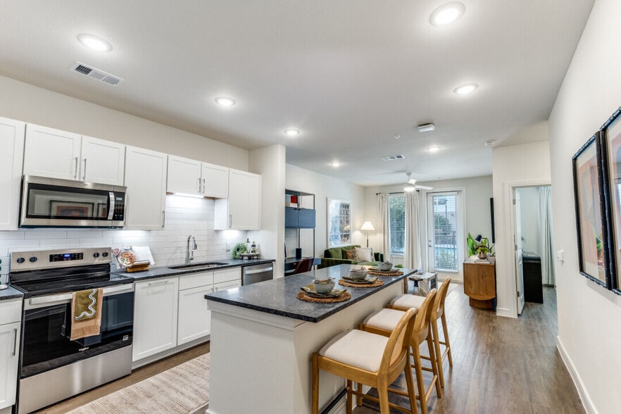 Building Photo - The Oaks