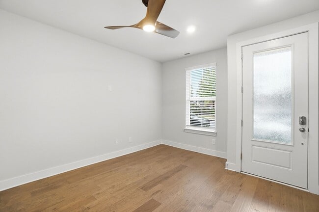 Building Photo - Modern Townhome in the Heart of Plaza Midw...