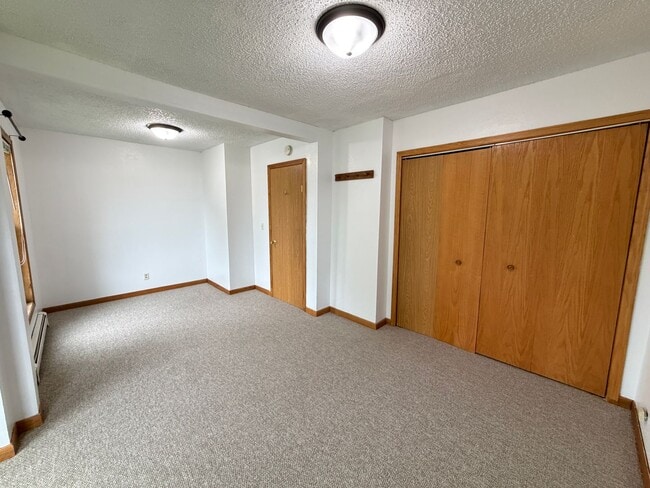 Building Photo - Upper Level 2 Bedroom Apartment - AVAILABLE TODAY