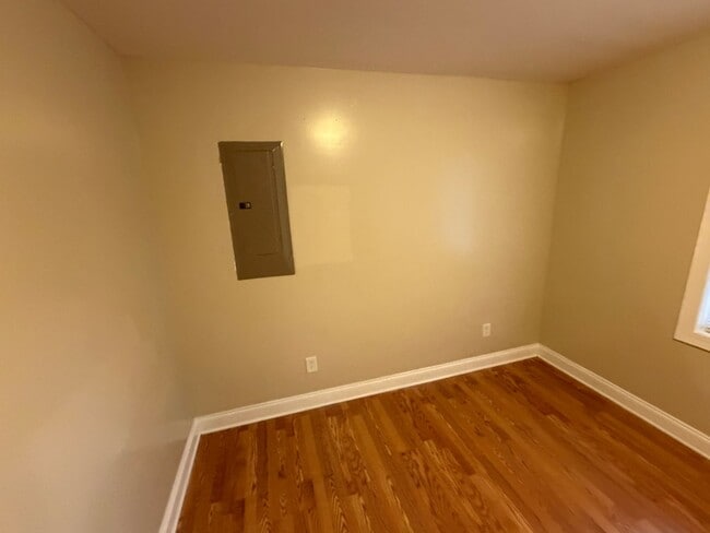 Building Photo - 3 Bedroom with 2 Full Baths and Large Yard