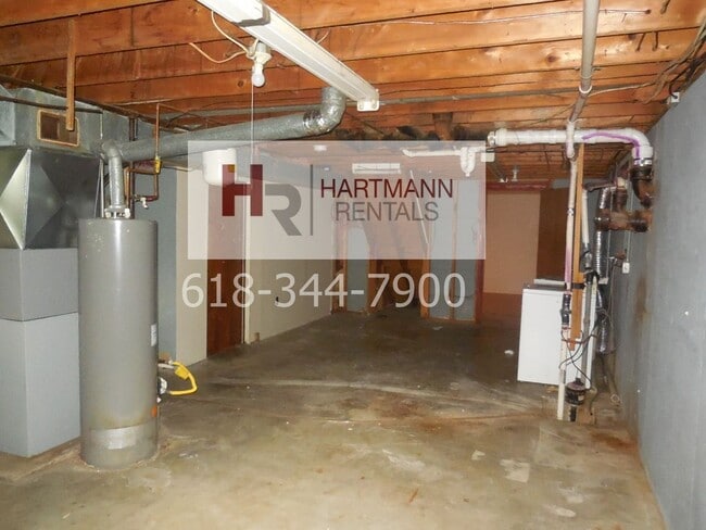 Building Photo - Three Bedroom 2 Bath Brick Home with 2 Car Garage!!