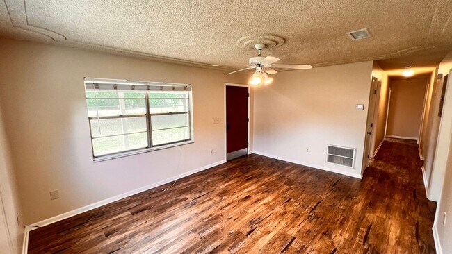 Building Photo - Modern Comfort Meets Prime Location – Spac...