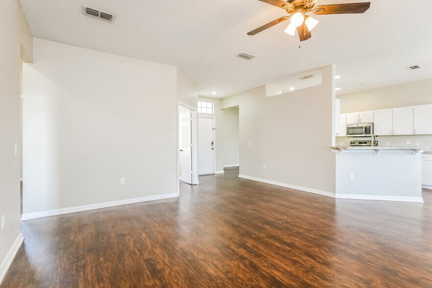 Building Photo - 6033 Live Oak Dr