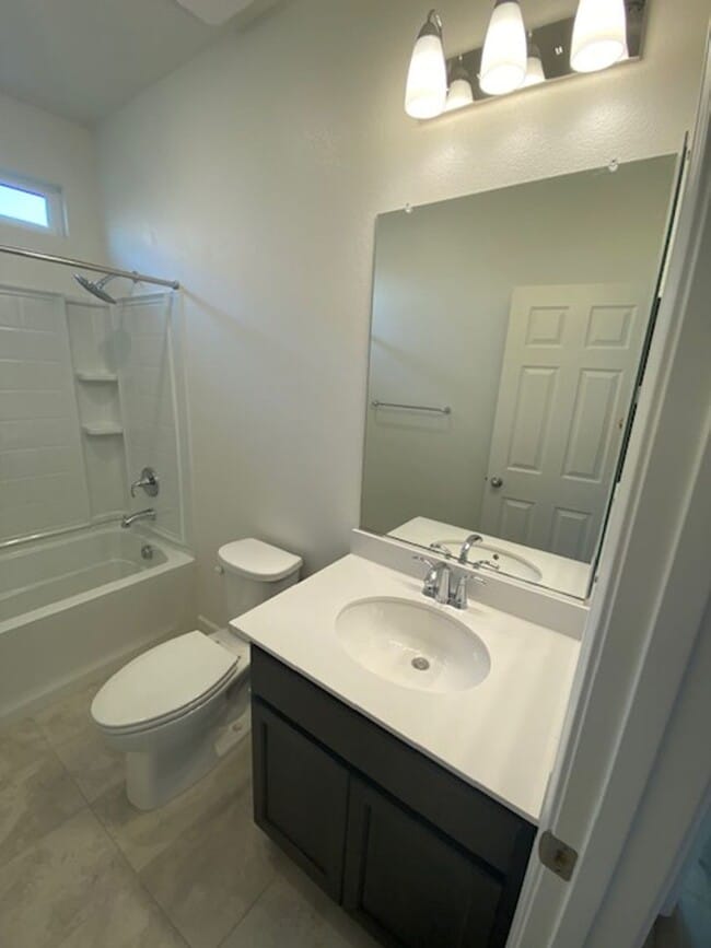 Building Photo - Solar Pet Friendly Single Story Home in Fo...