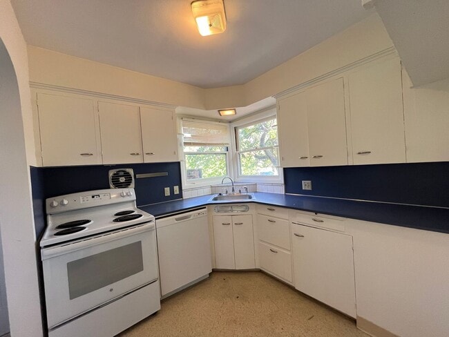 Building Photo - Wonderful 2 Bd 1 Ba home in Woodstock! Covered driveway, Large yard and Shop/Shed !!!