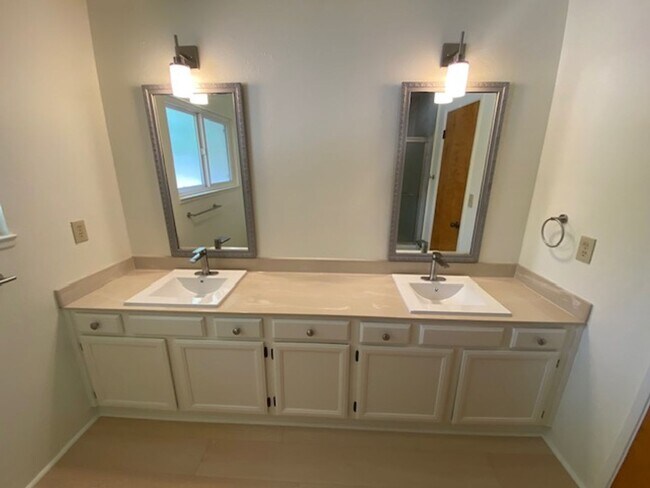 Building Photo - 11755 Tam O'Shanter Dr