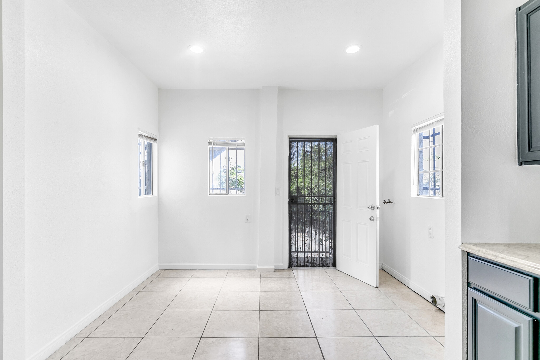 Building Photo - 321 E 84th St