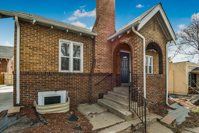 Building Photo - 730 E Alameda Ave