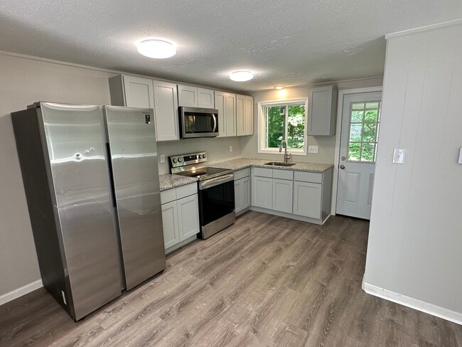 Building Photo - 66 School St