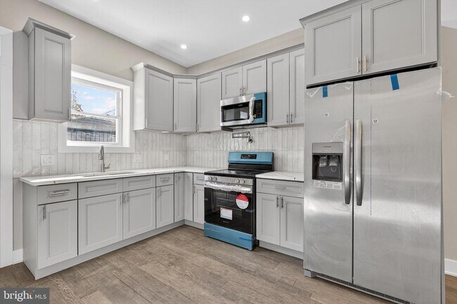 Building Photo - 34 W Sharpnack St