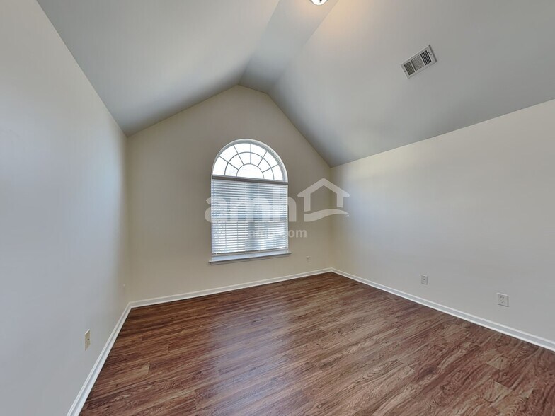 Building Photo - 19005 Kanawha Dr