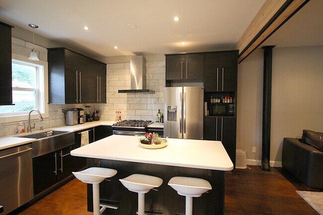 Building Photo - 2970 S Clement Ave