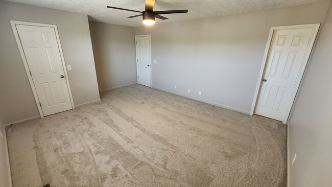 Building Photo - Updated, spacious townhome close to the in...