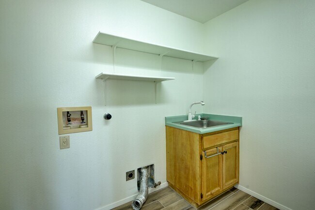 Building Photo - Amazing 4 Bedroom with Views SE Rio Rancho!