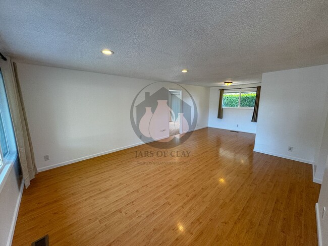 Building Photo - Move in ready