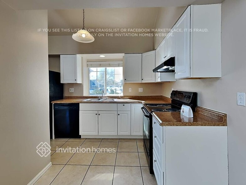 Building Photo - 4672 Biscay St