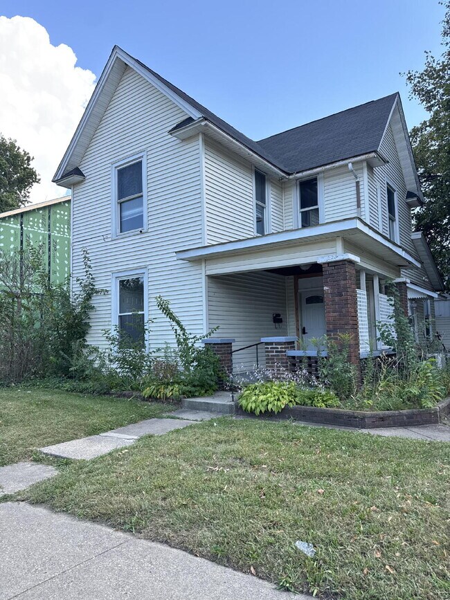 Building Photo - Spacious 3BR/2BA Home in Lafayette – Pet Friendly + Shared Laundry!