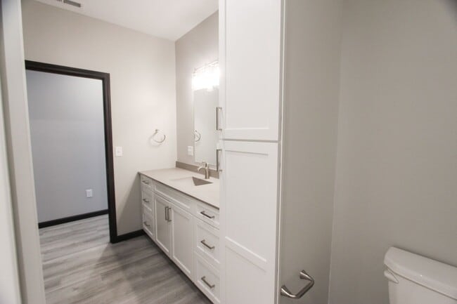 Building Photo - Beautiful 2 Bed, 2 Bath Apartment in PRIME location!  Furnished & Unfurnished Options Available!