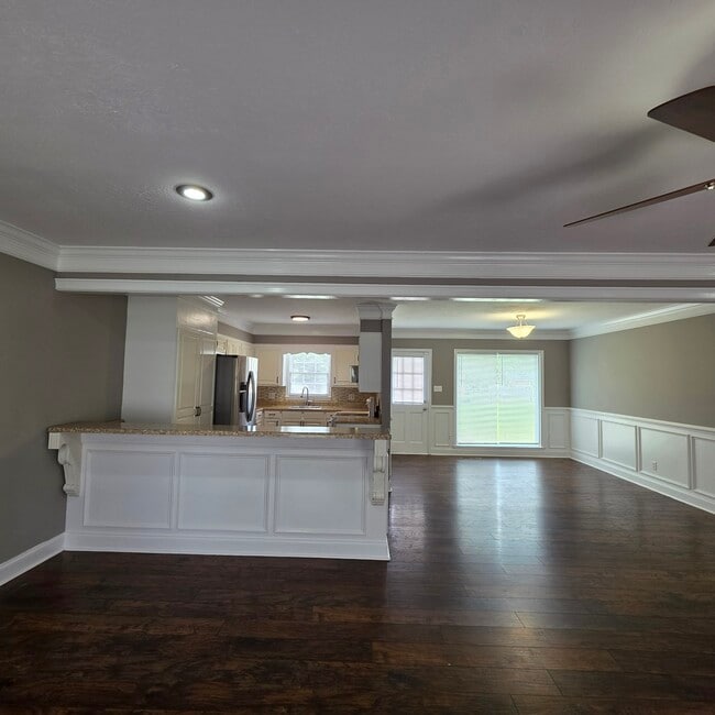 Building Photo - 825 Community Ave