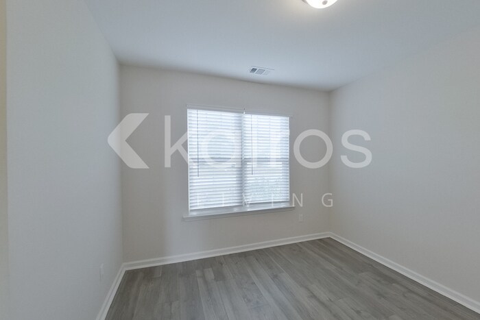 Building Photo - 14 Red Oak Dr.