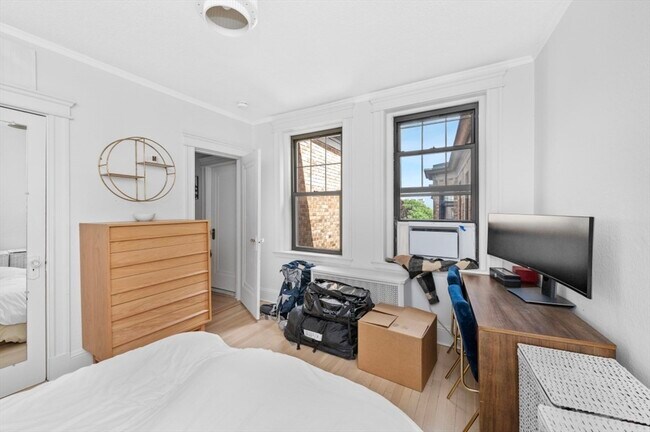 Building Photo - 118 Riverway