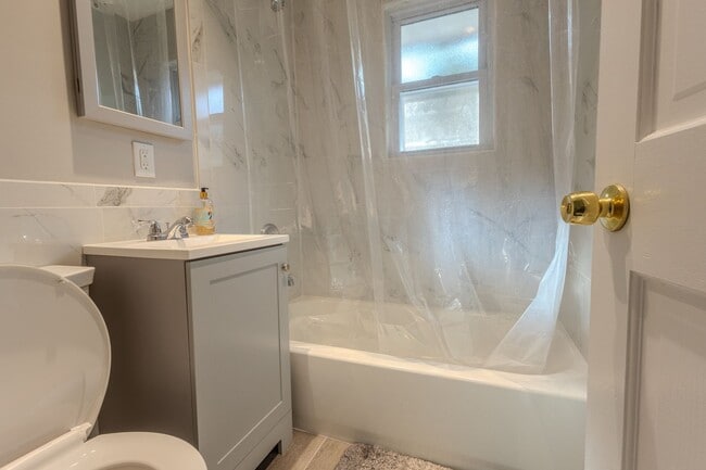 Building Photo - Spacious 2 Bedroom, 1 Bathroom (Full House - Rental)