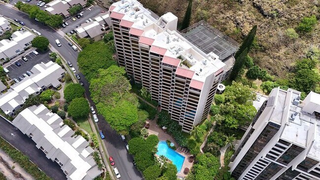 Building Photo - 555 Hahaione St