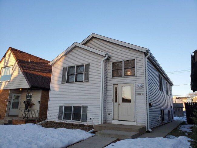 Building Photo - 2 bedroom lower with in-unit washer and dryer