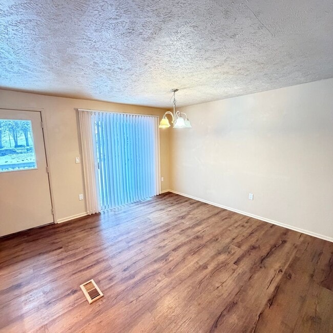 Building Photo - 906 Summit Dr